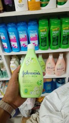 Johnson's Vita-Rich Body Wash 400ml
