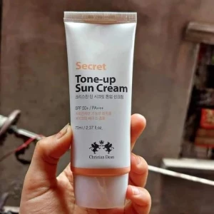 𝐒𝐞𝐜𝐫𝐞𝐭 𝐓𝐨𝐧𝐞-𝐔𝐩 𝐒𝐮𝐧 𝐂𝐫𝐞𝐚𝐦 70 ml